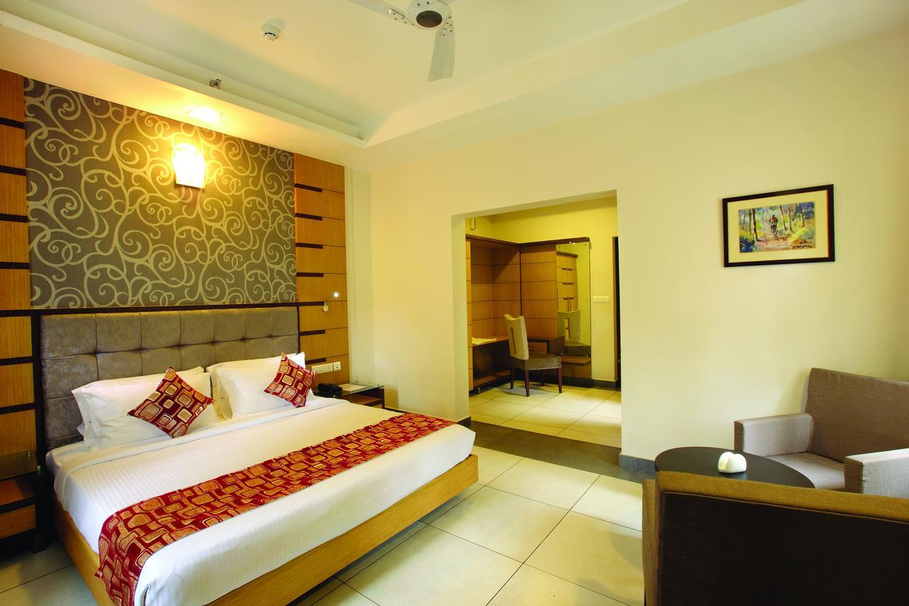 Hotel Aswathy Kodungallur Exterior photo